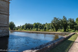Le château de Cormatin. <br> Un premier « jardin de plaisir » est créé à partir de 1614. Il nécessite des terrassements importants pour dévier la rivière qui passait au pied du château, et créer une plateforme protégée des inondations. À la fin du XVIIIe siècle, il est planté d’arbres exotiques, puis détruit vers 1810. Les terres sont utilisées pour combler les douves et les pièces d’eau. En 1988 – 89, les fossés sont recreusés. 13 000 m³ sont à nouveau déplacés pour régulariser et assainir les terrains.
Le jardin a retrouvé sa disposition d’origine : un quadrillage dont le carré des douves forme l’élément central. Il présente les caractéristiques du jardin français du début du XVIIe : Horizontalité mais jeu sur les niveaux ; Importance des pièces d’eau ; Diversité, chaque carré est individualisé ; Symbolisme. Depuis la Renaissance, un jardin est conçu comme une représentation du monde et de la destinée humaine.