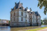 Le château de Cormatin. <br> La façade Nord du château. Tout en conservant le décor de bossages et l’apparence militaire voulue par Antoine du Blé, la façade nord offre une composition plus savante. Ce corps de logis fut construit en dernier (1620 – 1625) pour abriter les appartements d’été. Un avant-corps à fronton est encadré de deux ailes et de grands pavillons carrés, qui rappellent les tours d’angle du Moyen Âge. C’est un des premiers exemples d’une disposition en cinq éléments, qui s’imposera ensuite à la plupart des châteaux du classicisme français. Les tourelles « en poivrière », dégagées du mur aux 2/3, sont une prouesse technique. Leur aspect médiéval est voulu pour affirmer l’ancienneté de la famille déjà noble en 1022.
Les chaînages de bossages. Le soubassement de 6 m de haut isole les appartements par souci de prestige autant que de défense. Il est copié sur celui de la citadelle de Chalon, dont les marquis d’Huxelle étaient gouverneurs.