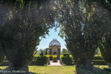 Le château de Cormatin. <br> Le labyrinthe, mythe universel représente le chemin intérieur, à travers les épreuves et les égarements vers la connaissance de soi. Pour le croyant c’est l’itinéraire de l’Âme vers Dieu.
Un pont sur l’eau, symbole d’initiation et d’épreuve, enjambe