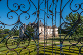 Le château de Cormatin. <br> Au sommet de la coupole, une ouverture entourée de douze cercles laisse contempler la voûte céleste. C’est la « Porte du Soleil » et de la lumière divine.