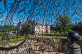 Le château de Cormatin. <br> Au sommet de l’escalier, une boule de diorite est une image de la Totalité noire et d’un brillant inaltérable elle absorbe et renvoie la lumière. Elle symbolise donc la mort et l’entrée dans l’Eternité.
La coupole de fer forgé à douze nervures est composée de volutes dessinant des cœurs (les élus vivent éternellement dans l’amour de Dieu.) Des feuilles de chêne et de laurier rappellent la force et l’éternité de Dieu.