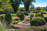 Le château de Cormatin. <br> Spécimens de l'art topiaire.