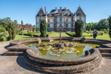 Le château de Cormatin. <br> La façade Nord du château. Au centre du parterre, un bassin unit dans sa forme le carré et le cercle. Il offre ainsi l’image de l'union idéale de la Terre et du Ciel, telle qu’elle était réalisée au Paradis terrestre. Au milieu du bassin, l’eau jaillit d’un arbre en fer forgé (l’Arbre de Vie de la Genèse dans la Bible). Quatre tortues.