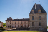 Le château de Cormatin. <br> Trois ailes d’habitation disposées en fer à cheval sont cantonnées sur les angles extérieurs par quatre grands pavillons 