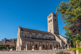 L'église Saint-Martin de Chapaize. <br> L’église Saint-Martin est le seul vestige d’un prieuré de bénédictins, fondé au 10e siècle et dépendant de l’abbaye Saint-Pierre de Chalon. Un petit ermitage fut construit au 10e siècle et ensuite l’église et le monastère au 11e siècle. La construction de l'église Saint-Martin de Chapaize débuta à la suite du passage du moine bâtisseur lombard Guillaume de Volpiano en 1021 et 1023, venu s'occuper du monastère Sainte-Marie de Chalon en mauvais état.  Endommagée par le feu avant 1100, l’église fut restaurée au 12e siècle et la voûte de la nef fut reconstruite vers 1150 pour en assurer la stabilité. Le chœur fut reconstruit au début du 13e siècle. Les fenêtres hautes de la nef furent obturées vers 1400 quand les toitures ont été refaites en lauzes. Au 16e siècle, les moines bénédictins partent à Chalon. Le monastère est ensuite vendu aux Seigneurs d’Uxelles. Les bâtiments conventuels furent détruits et l’église devint paroissiale au début du 17e siècle.