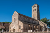 L'église Saint-Martin de Chapaize. <br> L’église de Chapaize, dominé par son haut clocher lombard, se dresse sur le cimetière du village. La prieurale datant de la première moitié du 11e siècle est l’une des plus anciennes églises romanes de la Bourgogne. Elle est très intéressante par l’architecture originale de sa nef élancée et par son clocher extraordinaire qui domine la campagne environnante. Ce campanile de plan barlong est construit avec élégance à plus de 35 mètres de hauteur et est décoré de baies géminées et de bandes lombardes, éléments décoratifs souvent utilisés au début de l’époque romane, que l’on retrouve sur la façade sévère. Les façades latérales, remaniées, montrent l’ordonnance de la nef à fenêtres hautes et contreforts. Au sud, les contreforts ont été refaits au 19e siècle. Originellement en tuiles creuses, la toiture est aujourd'hui en laves, donnant à l'ensemble de l'édifice un caractère minéral. Il n'y a pas de charpente : les laves sont posées directement sur la voûte.
