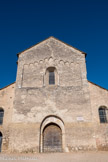 L'église Saint-Martin de Chapaize. <br> La visite extérieure de l’édifice commence par l’austère façade ouest. Le portail principal conserve une porte avec des pentures anciennes. Autrefois, une porche se dressait devant la façade.