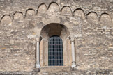 L'église Saint-Martin de Chapaize. <br> Les arcatures entourent une baie à deux colonnettes avec de petits chapiteaux sculptés de feuilles.