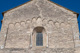 L'église Saint-Martin de Chapaize. <br> Les arcatures entourent une baie à deux colonnettes avec de petits chapiteaux sculptés de feuilles.