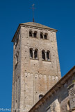 L'église Saint-Martin de Chapaize. <br> Face Ouest. Le clocher central est la merveille de cette église. Ce haut campanile, s’élevant sur 35 mètres, est un chef-d’œuvre de l’art lombard. D’inspiration italienne, c’est le plus beau clocher du début de la période romane en Bourgogne. Il a été construit vers 1040-1050 en petit appareil calcaire. De plan barlong, l’élévation comporte trois étages. Le premier, qui est le plus haut, est décoré de bandes lombardes entourant une baie simple de la coupole intérieure sur chaque face.