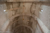 L'église Saint-Martin de Chapaize. <br> La voûte en berceau brisé sur doubleaux de la nef centrale a été construite vers 1150 en pierre de taille. Elle remplace une voûte primitive en berceau plein-cintre qui s’est avéré instable pendant l’incendie des années 1100 et dont on trouve encore les traces sur l’arc du transept. Le berceau brisé issu de Cluny au 12e siècle a donné ici la solution pour le problème de voûtement des constructeurs du 11e siècle.  Des fenêtres hautes, restaurées, assurent l’illumination de l’espace.