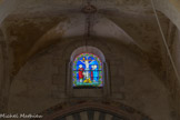 L'église Saint-Martin de Chapaize. <br> Une baie à colonnettes surmonte l’abside. Vitrail de la Crucifixion.