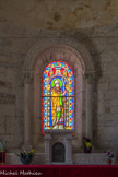 L'église Saint-Martin de Chapaize. <br> Absidiole Nord. Les baies des absidioles ont été remaniées. Celle-ci est encadrée de colonnettes à chapiteaux sculptés. Vitrail de St Martin.