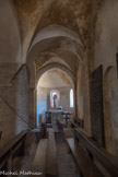 L'église Saint-Martin de Chapaize. <br> Les bas-côtés  sont voûtés d’arêtes sur doubleaux reposant sur des pilastres à dosserets des murs gouttereaux. Ils ont été partiellement refaits en moyen appareil aux 12e et 14e siècles, seules les dernières travées du bas-côté sud sont encore entièrement d’origine (ici). Les bas-côtés  se prolongent jusqu’aux absidioles, délimitant une croisée singulière voûtée d’une coupole ovoïde sur trompes.