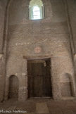 L'église Saint-Martin de Chapaize. <br> Au-dessus de la porte, une des croix de consécration à motifs ornementaux du 16e siècle. Les dalles funéraires datent des 17e au 19e siècles.