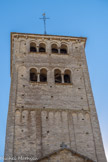 L'église Saint-Martin de Chapaize. <br> Face Est. L’étage médian est percé de baies géminées avec colonnes et chapiteaux à grands tailloirs, entourées d’archivoltes maçonnées et de bandes lombardes. On peut y découvrir un modeste décor sculpté comptant parmi les plus anciens de la région. Les chapiteaux des colonnes sont sculptés de têtes en faible relief. L’étage supérieur comporte une autre série de baies géminées, avec pilastres et tailloirs sans chapiteau, entourées d’arcatures aveugles et de modillons. A l’intérieur du clocher il existe un double système de chaînage de bois dont l’étude des longrines a permis de dater l’édifice.