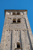 L'église Saint-Martin de Chapaize. <br> Face Nord.Le premierplan est décoré de bandes lombardes entourant une baie simple de la coupole intérieure sur chaque face. Du côté nord, une statue-colonne représentant un personnage méditant en levant les yeux au ciel, est l’une des surprises de ce clocher fort original.