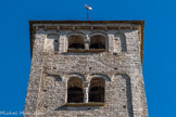 L'église Saint-Martin de Chapaize. <br> La statue-colonne représente un personnage méditant en levant les yeux au ciel, est l’une des surprises de ce clocher fort original.