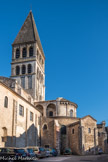 Saint-Philibert de Tournus.<br> Le chevet de l’église est à trois étages : les deux premiers correspondent à la crypte et au déambulatoire du chœur et sont du début du 11e siècle ; l’étage supérieur du chœur et de l’abside est du début du 12e siècle. Trois chapelles rayonnantes de plan rectangulaire témoignent de l’ancienneté de la construction. Leurs chevets plats sont percés de deux étages de baies, éclairant les chapelles superposées de la crypte et du chœur. A gauche, la salle capitulaire. A l’étage se trouve le Dortoir des Moines.