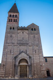 Saint-Philibert de Tournus.<br> Le clocher occidental, dit clocher rose, surmonte le clocher nord du narthex. Il présente trois étages construits en pierre rose dite marbre de Préty. Le décor annonce une datation après le milieu du 12e siècle. Le premier étage est décoré d’arcatures aveugles sur pilastres, le deuxième de baies géminées et le dernier de baies triples. La construction comprend colonnettes, pilastres cannelés, chapiteaux et modillons sculptés.