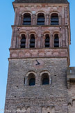 Saint-Philibert de Tournus.<br> Dans la partie haute de la façade on admire des frises de pierres en dents de scie et d’engrenage. L’étage supérieur présente des statues-colonnes de saint Philibert, de saint Valérien et de deux cariatides d’angle. Il s’agit de copies des originaux exposés dans le musée lapidaire.
