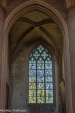 Saint-Philibert de Tournus. La nef<br> Chapelle des Berzé. Vitrail moderne, la «Sainte Famille» (1956)