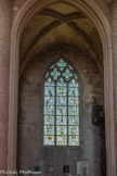 Saint-Philibert de Tournus. La nef<br> Chapelle gothique des «Âmes du Purgatoire». Vitrail moderne, la «Crucifixion» (1956)