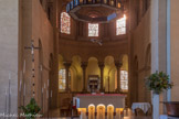 Saint-Philibert de Tournus. Le chœur.<br> Le décor sculpté du transept et du chœur est intéressant. On y distingue deux groupes de chapiteaux romans : ceux du déambulatoire et des chapelles du chœur de la première moitié du 11e siècle et ceux des parties hautes de la première moitié du 12e siècle. Le premier groupe montre des feuillages de type corinthien archaïque avec peu de relief. Les chapiteaux du 12e siècle sont d’une plus grande variété et nous racontent des histoires des vices qui nous guettent.