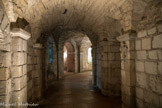 Saint-Philibert de Tournus. La crypte<br> La crypte (fin du Xe ou début du XIe siècle) est riche d'une salle à trois nefs et d'un déambulatoire à chapelles rayonnantes. C'est le lieu probable où Valérien a été inhumé en 179. C'était donc le but du pèlerinage des fidèles. Cette crypte est un prototype des chevets romans à déambulatoire et chapelles rayonnantes.