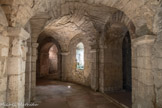 Saint-Philibert de Tournus. La crypte<br> Le déambulatoire inférieur est éclairé par quatre baies qui prennent jour entre les chapelles rayonnantes. Il donne accès, par trois ouvertures, à trois chapelles rayonnantes, à l'est