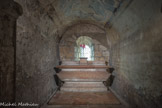 Saint-Philibert de Tournus. La crypte<br> Chapelle rayonnante avec des restes de fresques  romanes de la deuxième moitié du 12e siècle sur la voûte.