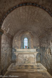 Saint-Philibert de Tournus. La crypte<br> Autel et fresques dans une chapelle rayonnante. Sur l'autel, le Christ bénissant entouré par le tétramorphe.