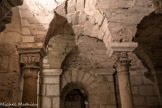 Saint-Philibert de Tournus. La crypte<br> À chaque extrémité, les paires de colonnes galbées sont des réemplois romains de provenance inconnue, retaillés à longueur. Les trois paires de colonnes centrales, cylindriques, en calcaire blanc, sont par contre médiévales.