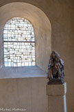 Saint-Philibert de Tournus. Le déambulatoire<br> La Madone de Csurgó  est une œuvre offerte en 2009 par la Hongrie en 2009. Cette date est celle du centenaire de son auteur : Amerigo Tot, grand sculpteur hongrois.