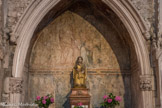 Saint-Philibert de Tournus. La nef<br> La fresque du fond de l’enfeu de Hugues de Fitigny, abbé de Tournus.
Elle représente le couronnement de la Vierge par le Christ. Elle date du 15e comme l’enfeu (niche funéraire) dont elle orne le fond.
On peut remarquer que sa main droite est dans la même position que celle de Notre Dame la Brune.
Au pied de la Vierge, agenouillé l’abbé Hugues de Fitigny, imploré la clémence de la Vierge.
Les anges décrits dans l’apocalypse dont les ailes sont ponctuées d’yeux, entourent le Christ et la Vierge au jugement dernier.
Saint Hugues abbé de Cluny, est invoqué comme saint patron de l’abbé de Tournus.
