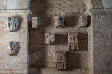 Saint-Philibert de Tournus. Le Musée Lapidaire.<br> Ce petit Musée Lapidaire est  aménagé dans le chauffoir. Des sculptures provenant du clocher rose sont à voir : chapiteaux de démons, dessus de pilastre et têtes sculptées.