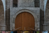 Saint-Philibert de Tournus. La Chapelle Saint-Michel<br> L’arc triomphal dit Arc de Gerlannus s’ouvrait à l’origine sur une abside en encorbellement donnant sur la nef de l’église, comme à Cluny. Cette abside a été détruite au 17e siècle pour construire le buffet d’orgue. L’arc conserve deux colonnes avec des chapiteaux au décor végétal et une inscription énigmatique mentionnant Gerlannus, qui était peut-être l’architecte du narthex. Deux remarquables reliefs sculptés surmontant les chapiteaux montrent des masques humains en bas-relief qui sont parmi les plus anciennes sculptures dans l’art roman. A gauche ce sont un masque et un arbre et à droite c’est un personnage armé d’un marteau et bénissant de la main droite.