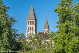 Saint-Philibert de Tournus.<br> La grande église, dominée par ses deux clochers, est le plus important édifice du premier art roman dit lombard en Bourgogne. En l’an 175, le site de Tournus était un camp fortifié romain appelé Trenorchium. Le chrétien Valérien y arrive en 177 pour évangéliser le pays. Valérien y est décapité en 178 ou 179 et devient un des premiers martyrs de la Bourgogne. Un tombeau fut érigé sur le site de la décapitation, à l’endroit de la crypte de l’église actuelle. Un oratoire avec une petite communauté religieuse y existe dès le 4e siècle pour garder les reliques du saint. Une communauté monastique y fut fondée au 6e siècle par Gontran, Roi de Bourgogne. Ce monastère de fondation royale ne dépendait pas des puissances locales. L’abbaye et la basilique Saint-Valérien ont peut-être été endommagées pendant l’invasion des Sarrasins en 731.
L’empereur Charles II le Chauve donne le monastère à la communauté des moines de l'abbaye Saint-Philibert de Noirmoutier en 875, donation confirmée par le pape en 876. Les moines bénédictins, ayant quitté Noirmoutier chassés par les incursions des Normands en 836, arrivent à Tournus avec les reliques de saint Philibert en 875. L’abbaye unie alors les deux communautés de moines de Valérien et Philibert, les deux saints patrons de la ville, et son premier abbé fut Geilon. Alors commence le renouveau du monastère, dont l’église abbatiale fut reconstruite dans le style carolingien et désormais dédiée à Saint-Philibert. Le monastère, d’une importance considérable, reçoit le droit de battre la monnaie en 889. L’église fut détruite vers 936-937 par l’invasion Hongroise et les moines sont obligés de vivre à Saint-Pourçain-sur-Sioule jusqu’en 960.