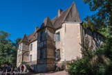 Cluny. <br> Logis abbatial de Jacques d'Amboise XVIe siècle, deuxième abbé commandataire. Construit vraisemblablement par l’abbé du même nom à la fin du XVe siècle, cet édifice fut terminé sous l’abbatiale de l’un de ses successeurs, Claude de Guise, dans la seconde moitié du XVIe siècle. Ce bâtiment abritait quatre appartements pour les hôtes importants.
Sa façade est encadrée de deux pavillons en saillie. Avant l'ajout des ailes latérales ou XVIIIe siècle, il était couvert d’un haut comble à croupe s suivant la disposition des toitures des pavillons.