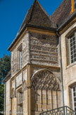 Cluny. <br> Logis abbatial de Jacques d'Amboise XVIe  siècle. Élévation de la façade d'un pavillon : décor de remplages gothiques surmonté de motifs inspirés de la Renaissance italienne.