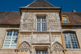 Cluny. <br> Logis abbatial de Jacques d'Amboise XVIe siècle. Au second étage des pavillons, le décor sculpté dans l'albâtre, d’inspiration italienne, marque une nette évolution par rapport au décor de remplages de celui du premier étage, encore d’inspiration antique. Le bâtiment abrite de nos jours l'Hôtel de Ville.