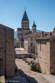 Cluny. <br> Ancien portail, avec, devant, le narthex. Puis la nef avec un bas-côté, le transept sud surmonté du  Clocher de l’Eau Bénite, avec, à droite, le petit Clocher de l’Horloge.