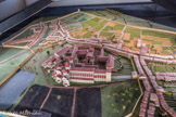 Cluny. <br> Le site était fortifié car car d'un côté la Bresse appartenait à la Savoie, c'est-à-dire à l'empire germanique et de l'autre côté, c'était la France. La frontière était la Saône. Le mur autour de l'abbaye était pour l'isoler de la ville, pour séparer le monde religieux du monde laïc.