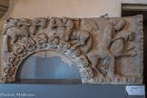 Cluny. <br> Linteau de claire-voie dit « de Bellepierre ». Reliefs du Combat de chevaliers et de Samson et le lion.
XIIe siècle. Calcaire.
Maison du 2 bis rue Bellepierre