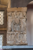 Cluny. <br> Le cordonnier au travail est installé dans son échoppe. A l’angle, une femme demande l’aumône au cordonnier assis dans l’arcade du rez-de-chaussée de sa maison. Dans la partie supérieure, quatre personnages assistent à la scène, installés au niveau de la claire-voie.