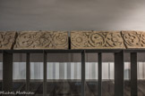 Cluny. <br> Ce type de décor sculpté n’est pas sans scandaliser certains prélats, qui, tel le cistercien Bernard de Clairvaux, s’emporte contre : « les lions féroces, les singes immondes, les monstres hybrides, les centaures étranges, les poissons à corps de quadrupèdes, les animaux qui chevauchent les hommes ou d’autres animaux. »