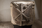 Cluny. <br> Bloc rectangulaire sculpté aux armoiries de l’abbaye
XIIIe siècle. Calcaire. Armoiries de l'abbaye : de gueule aux deux clefs d’or en sautoir, traversées d’une épée en pal, à lame d’argent, la poignée d’or en pointe.