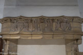 Cluny. <br> Salle de Bourbon. Ces pièces étaient chauffées par de larges cheminées. Trois ont été conservées. Leur décor a été bûché à la Révolution et restauré vers 1865. Les cheminées des salles de Bourbon et de Lorraine sont moulurées et portent les blasons de l’abbaye de Cluny, de Jean de Bourbon et de l’évêché du Puy-en-Velay.