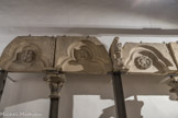 Cluny. <br> Linteau  orné d’un arc trilobé et décoré d’une rose.
Linteau  orné d’un arc trilobé et décoré d’un masque grimaçant.
Linteau  orné d’un arc trilobé et décoré d’une fleur