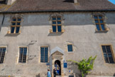 Cluny. <br> Le palais Jean de Bourbon, édifié au XVe siècle, accueille le musée d’Art et d’Archéologie. <br> En 910, Guillaume le Pieux, duc d’Aquitaine et comte de Mâcon, fonde une abbaye placée sous la protection des saints Pierre et Paul, dépendant directement du pape. Elle connaît un développement considérable jusqu’au XIIe siècle, grâce à des abbés tels qu’Odilon ou Hugues de Semur. Maison mère de plus de 1000 monastères, Cluny rayonne sur l’Europe et devient le siège du plus grand ordre monastique d’Occident : l'ordre clunisien. À la fin du Moyen Âge, le déclin est amorcé. Au XVe siècle, l’abbé Jean de Bourbon, 1er abbé commandataire, remet de l’ordre dans le fonctionnement de l’abbaye mais il n’enraye pas le mouvement amorcé que les guerres de Religion du XVIe siècle accéléreront. D’autres abbés de renom sont nommés, mais l’ordre clunisien ne correspond plus aux attentes. Vers le milieu du XVIIIe siècle, un très vaste programme de reconstruction du monastère est entrepris : les bâtiments médiévaux sont rasés et remplacés par un complexe classique.
La Révolution française dissout les ordres monastiques, les bâtiments sont vendus et les plus grandes destructions se poursuivent au XIXe siècle.